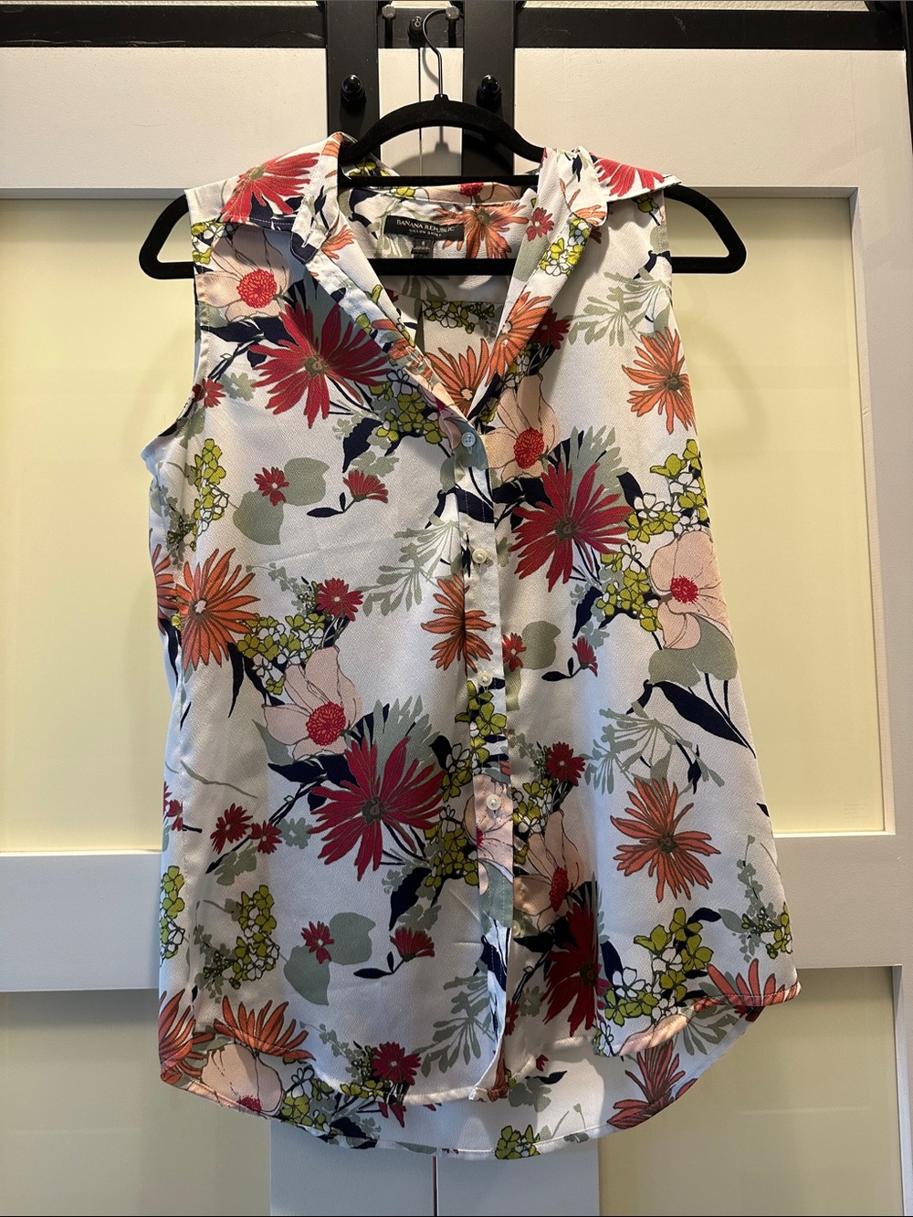 Banana Republic White Floral Sleeveless Button Front Top